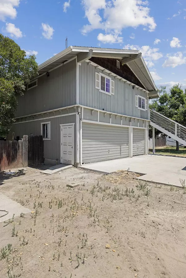 5010 W Oak Avenue, Visalia, CA 93291