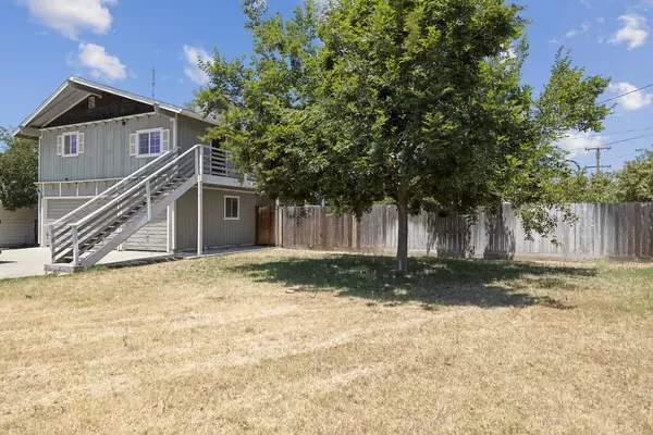 5010 W Oak Avenue, Visalia, CA 93291