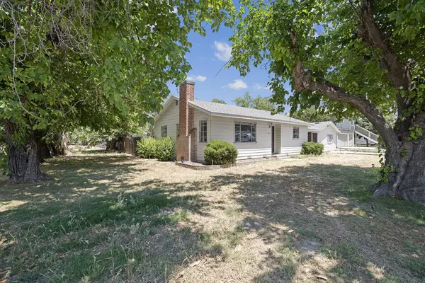 5010 W Oak Avenue, Visalia, CA 93291