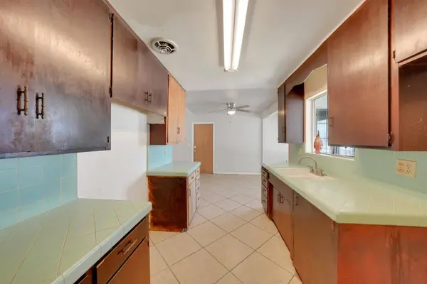 666 N Pepper Street, Woodlake, CA 93286