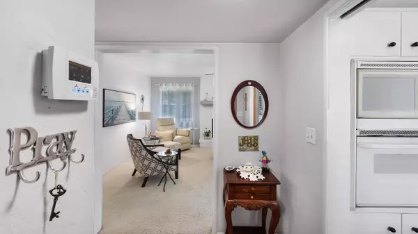 542 W Paradise Avenue, Visalia, CA 93277