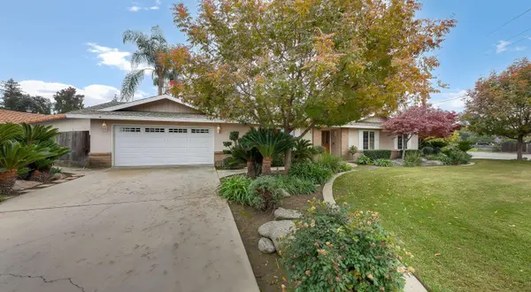 2113 E Paradise Avenue, Visalia, CA 93292