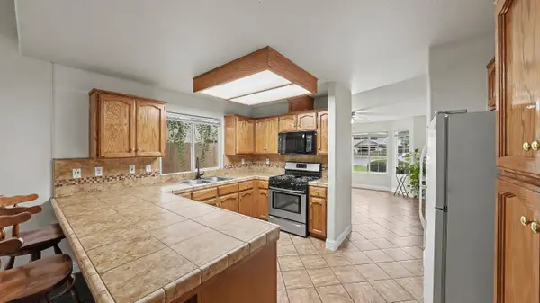250 W Loyola Avenue, Visalia, CA 93277