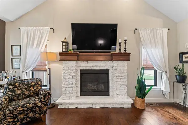 1209 SW Arborcrest DR, Lee's Summit, MO 64082