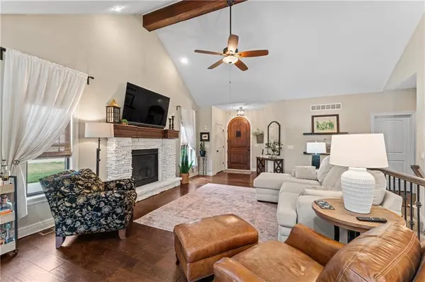 1209 SW Arborcrest DR, Lee's Summit, MO 64082