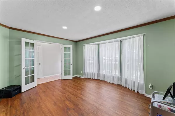 5421 Queal DR, Shawnee, KS 66203