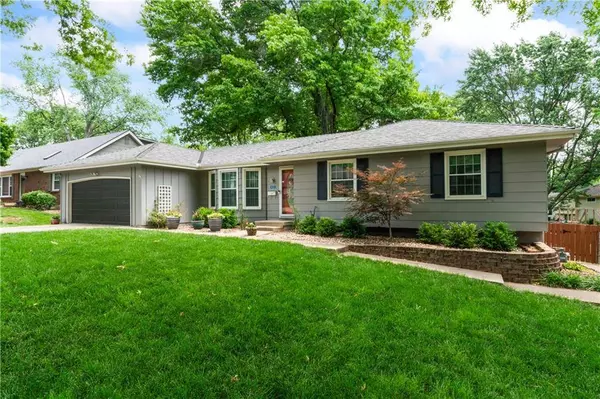 5421 Queal DR, Shawnee, KS 66203