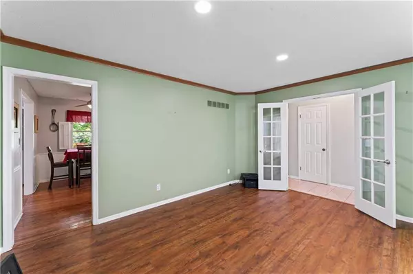 5421 Queal DR, Shawnee, KS 66203