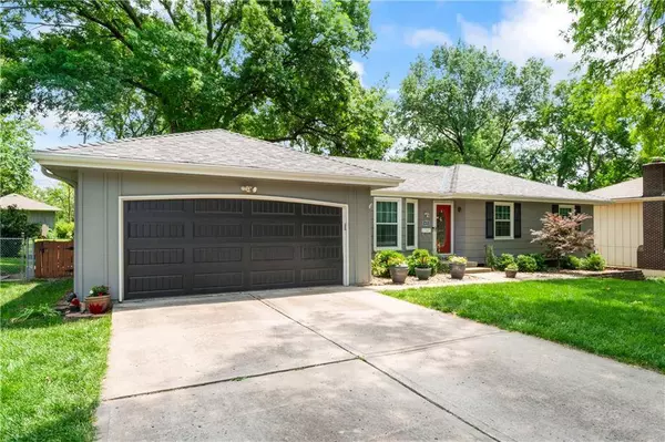 5421 Queal DR, Shawnee, KS 66203