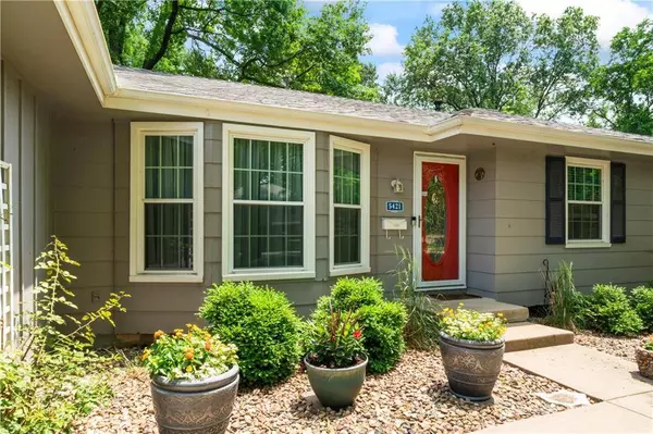 5421 Queal DR, Shawnee, KS 66203