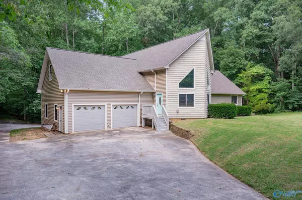 1136 Shoal Creek Road, Decatur, AL 35603