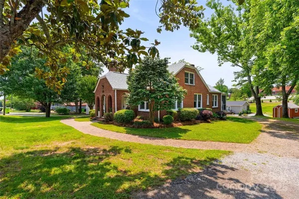 1302 E Rutherford ST, Landrum, SC 29356