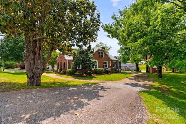 1302 E Rutherford ST, Landrum, SC 29356