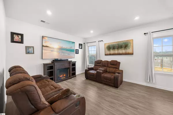 8 Wiltshire Circle, Easley, SC 29642