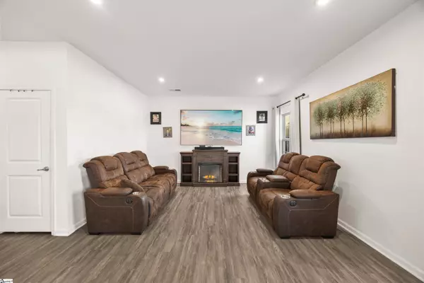 8 Wiltshire Circle, Easley, SC 29642