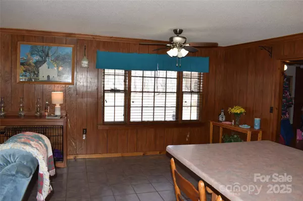 228 Wildwood LN, Columbus, NC 28722