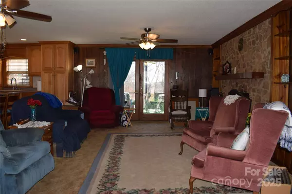 228 Wildwood LN, Columbus, NC 28722