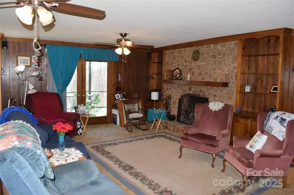 228 Wildwood LN, Columbus, NC 28722