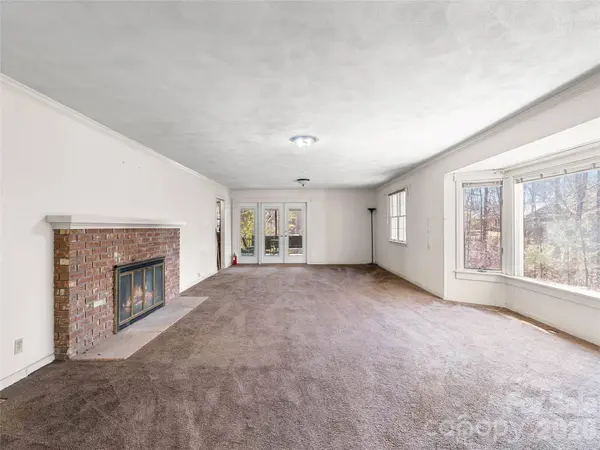 121 Hummingbird LN, Columbus, NC 28722