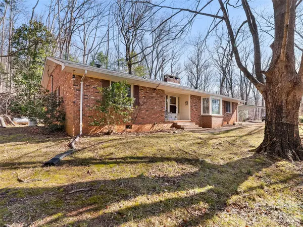 121 Hummingbird LN, Columbus, NC 28722