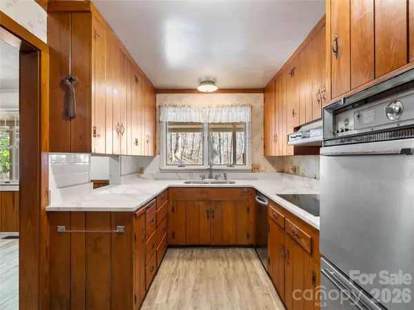 121 Hummingbird LN, Columbus, NC 28722