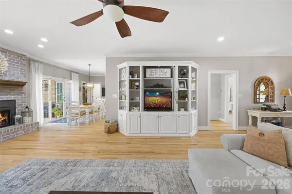 350 Royal Burgess DR, Campobello, SC 29322