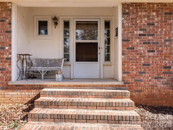 121 Hummingbird LN, Columbus, NC 28722