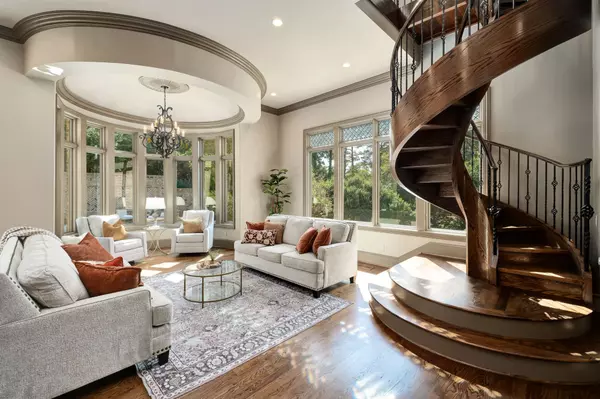 5246 Greystone Way Spiral Staircase