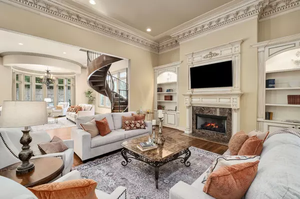 5246 Greystone Way Living Room