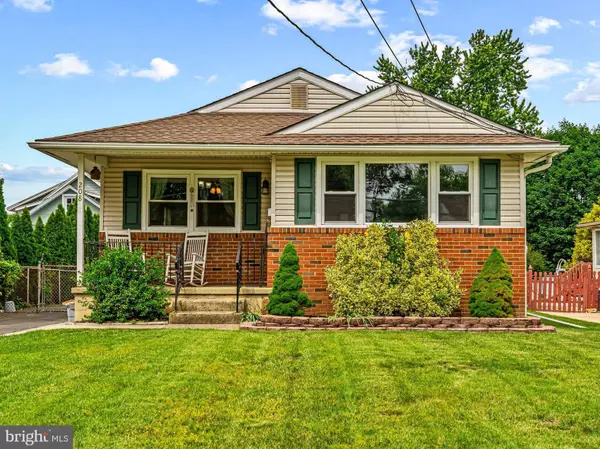 208 N WARWICK RD, Magnolia, NJ 08049