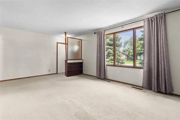 38 Normandy DR, Winnipeg, MB R2Y 1H9