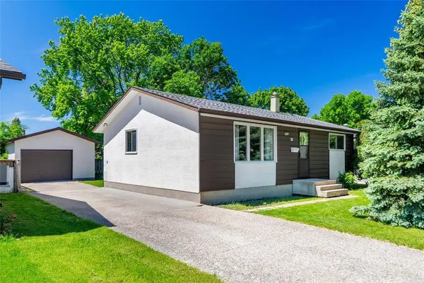 38 Normandy DR, Winnipeg, MB R2Y 1H9