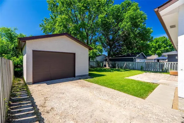 38 Normandy DR, Winnipeg, MB R2Y 1H9