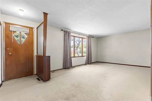 38 Normandy DR, Winnipeg, MB R2Y 1H9