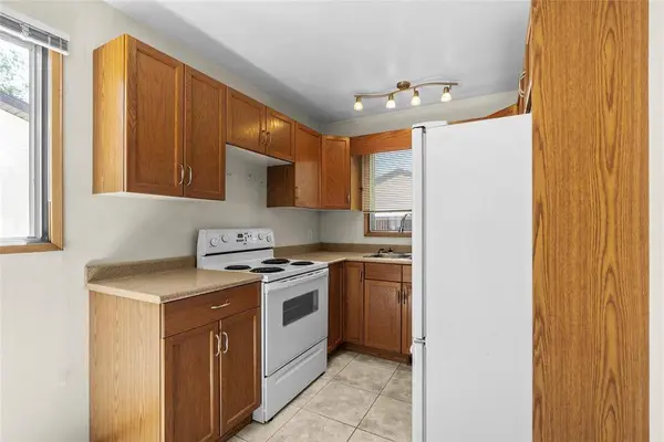 38 Normandy DR, Winnipeg, MB R2Y 1H9
