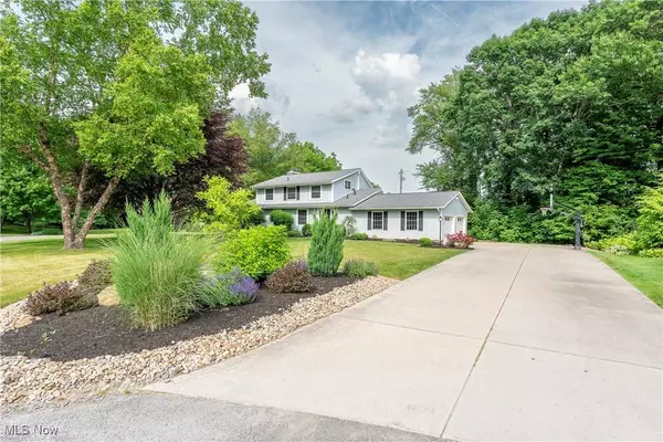 2 West DR NE, Hartville, OH 44632