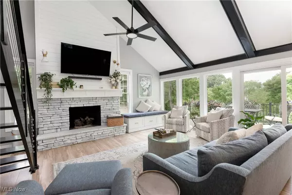 2 West DR NE, Hartville, OH 44632