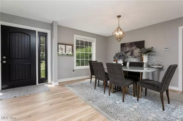 2 West DR NE, Hartville, OH 44632