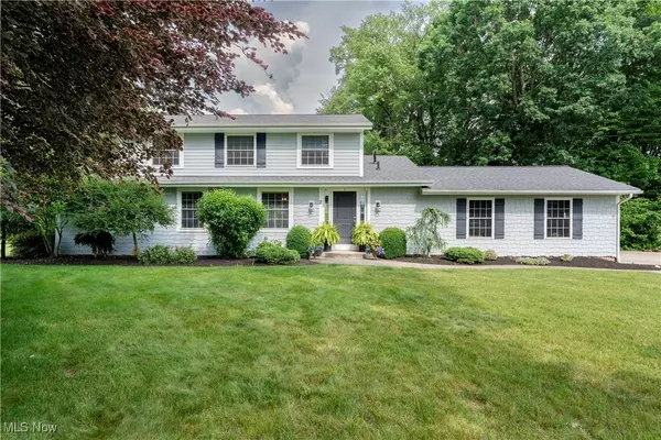 2 West DR NE, Hartville, OH 44632