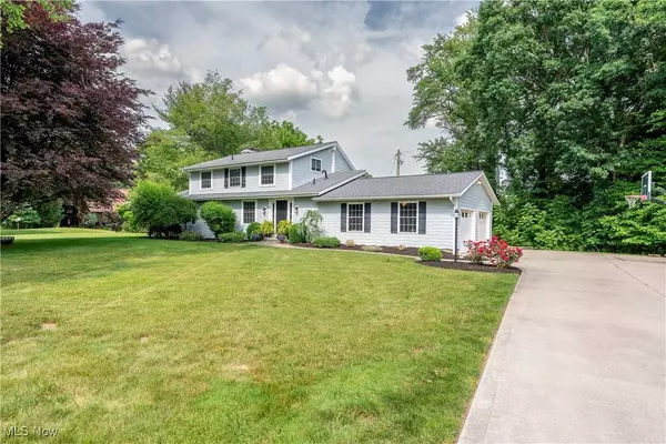 2 West DR NE, Hartville, OH 44632