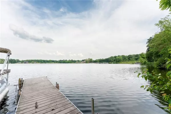 2 West DR NE, Hartville, OH 44632