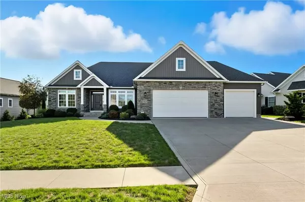 1020 Pickforde DR NE, North Canton, OH 44720