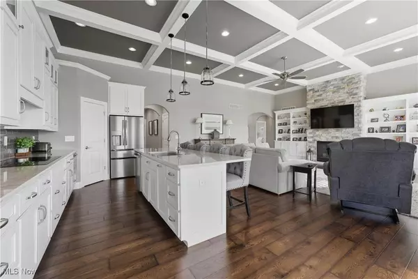 1020 Pickforde DR NE, North Canton, OH 44720