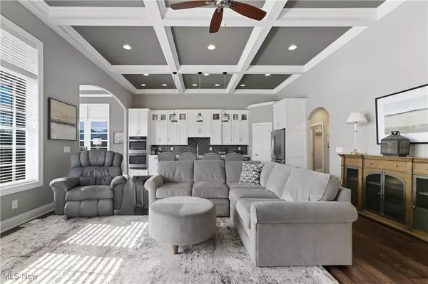 1020 Pickforde DR NE, North Canton, OH 44720