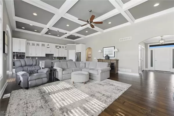 1020 Pickforde DR NE, North Canton, OH 44720