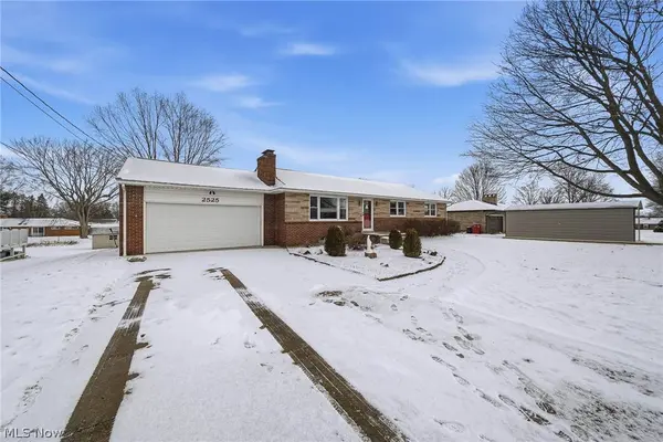 2525 Hollyview AVE NE, Canton, OH 44721