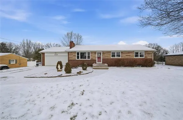 2525 Hollyview AVE NE, Canton, OH 44721