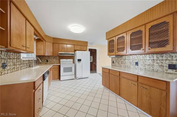 5625 Strausser ST NW, North Canton, OH 44720