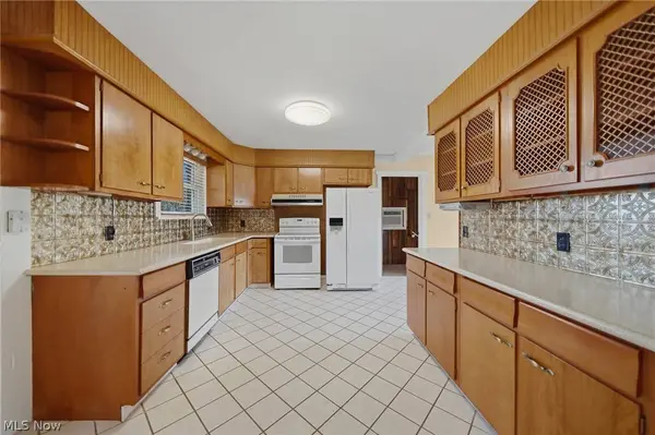 5625 Strausser ST NW, North Canton, OH 44720