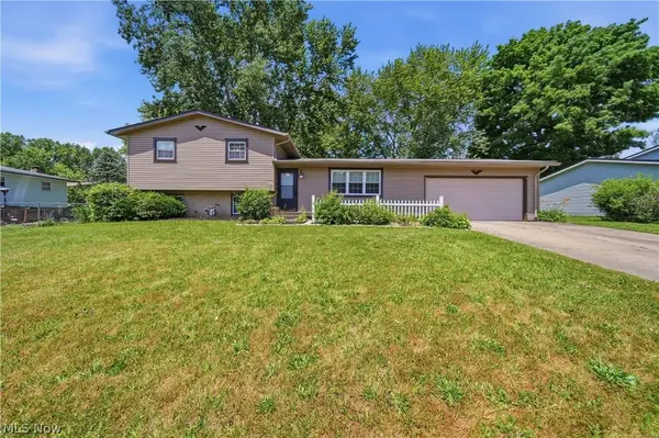 1819 Stonehenge AVE NW, Massillon, OH 44646